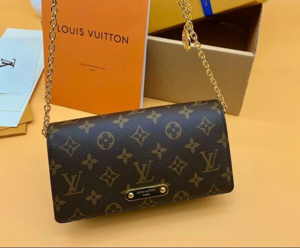LV Wallet On Chain Lily
